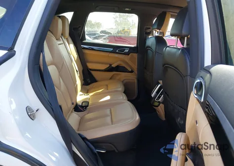 2017 Porsche Cayenne Platinum Edition z USA, uszkodzony, nr VIN WP1AA2A24HKA89034